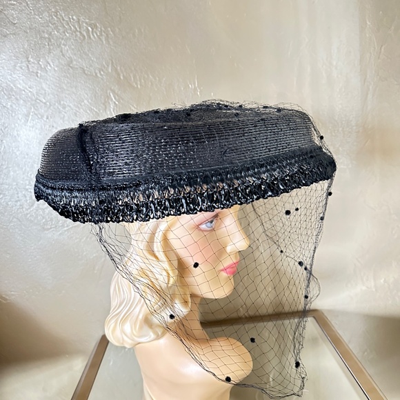 MAGNIFICENT 1950s' BLACK STRAW CARTWHEEL HAT WIITH FULL DOTTED VEIL - Picture 3 of 13